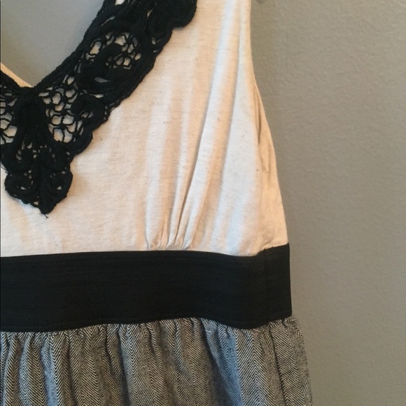 Adorable lace vneck dress - Picture 2 of 3